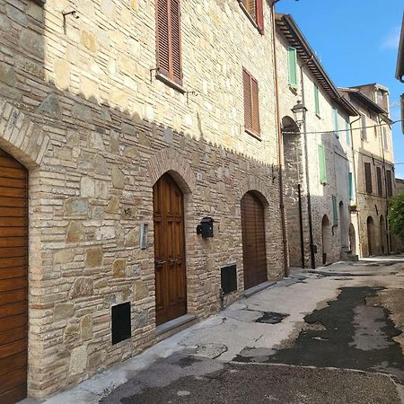 Appartamento Con Camino In Centro Storico Bevagna Exterior foto