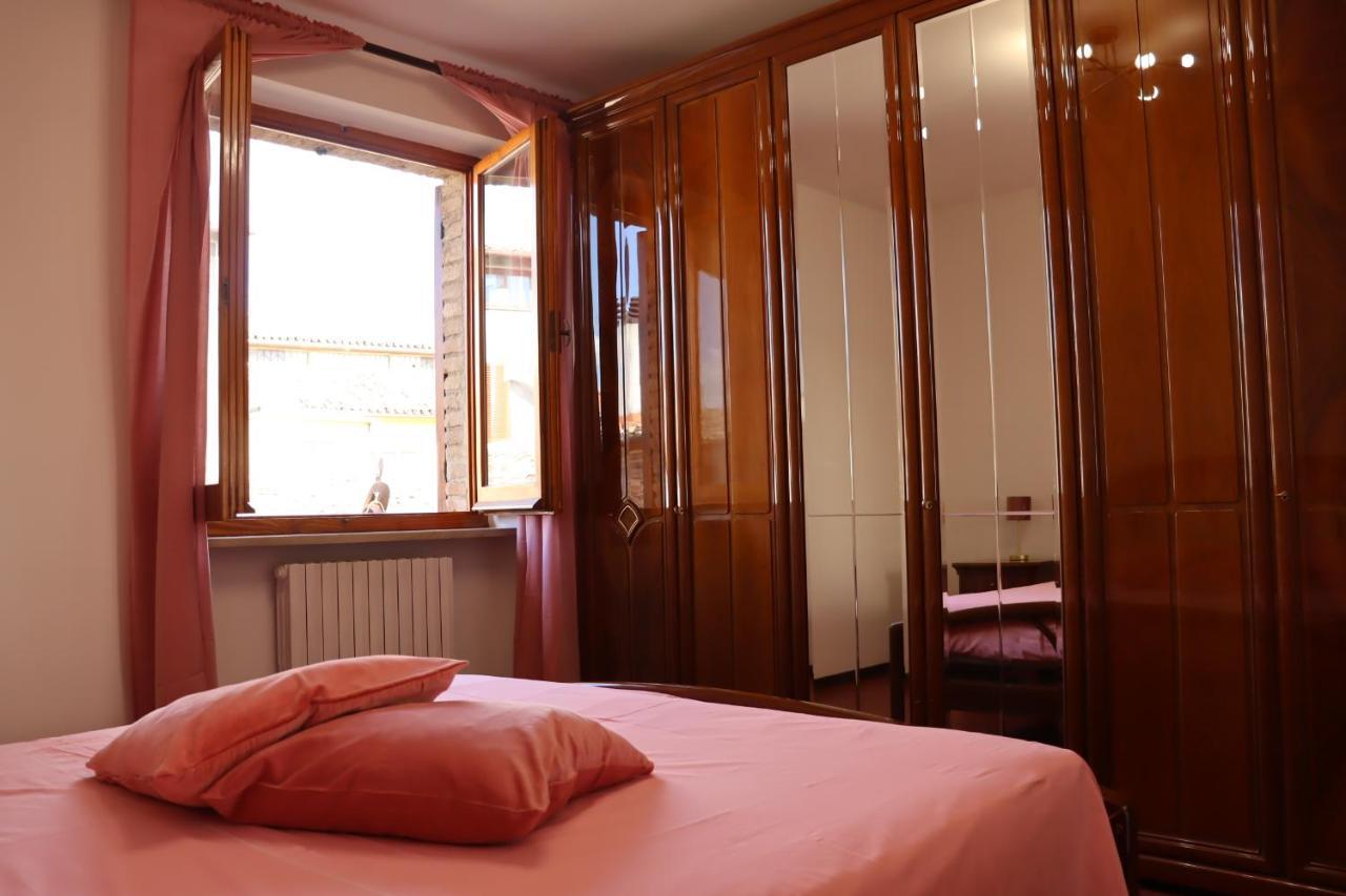 Appartamento Con Camino In Centro Storico Bevagna Exterior foto