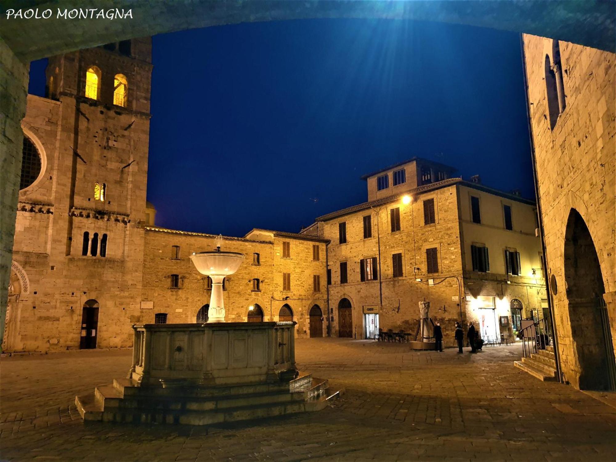 Appartamento Con Camino In Centro Storico Bevagna Exterior foto